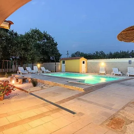Mit Privatem Pool In Der Naehe Von Pula 4*