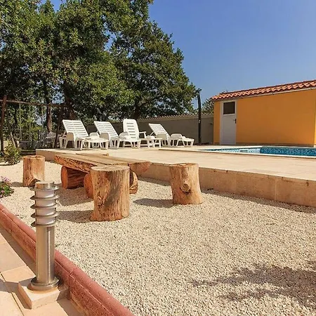 Szálloda Mit Privatem Pool In Der Naehe Von Pula Juršići