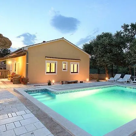 Mit Privatem Pool In Der Naehe Von Pula 4*