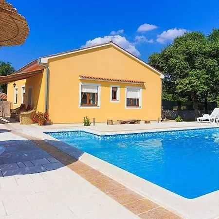 Mit Privatem Pool In Der Naehe Von Pula 4*